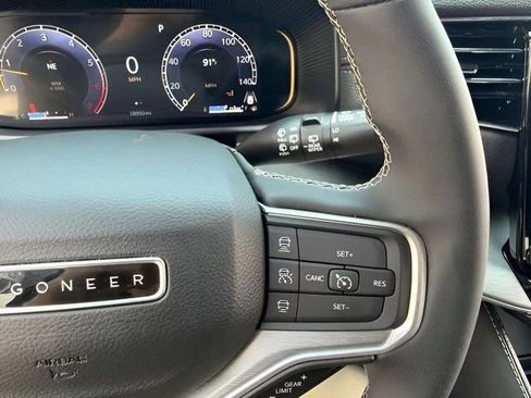 Used 2025 Jeep Wagoneer Series III w/ Premium Group I AWD/4WD image 11