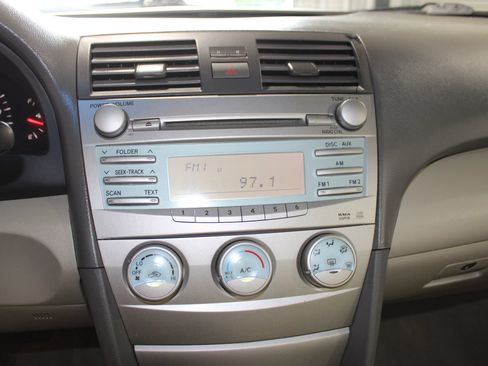 Used 2009 Toyota Camry LE FWD image 13