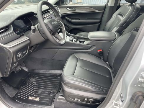 Used 2024 Jeep Grand Cherokee Limited image 16