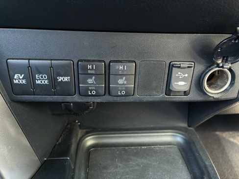 Used 2018 Toyota RAV4 Limited w/ Advanced Technology Package AWD/4WD image 35