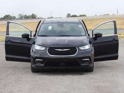 Used 2024 Chrysler Pacifica Touring-L FWD image 20