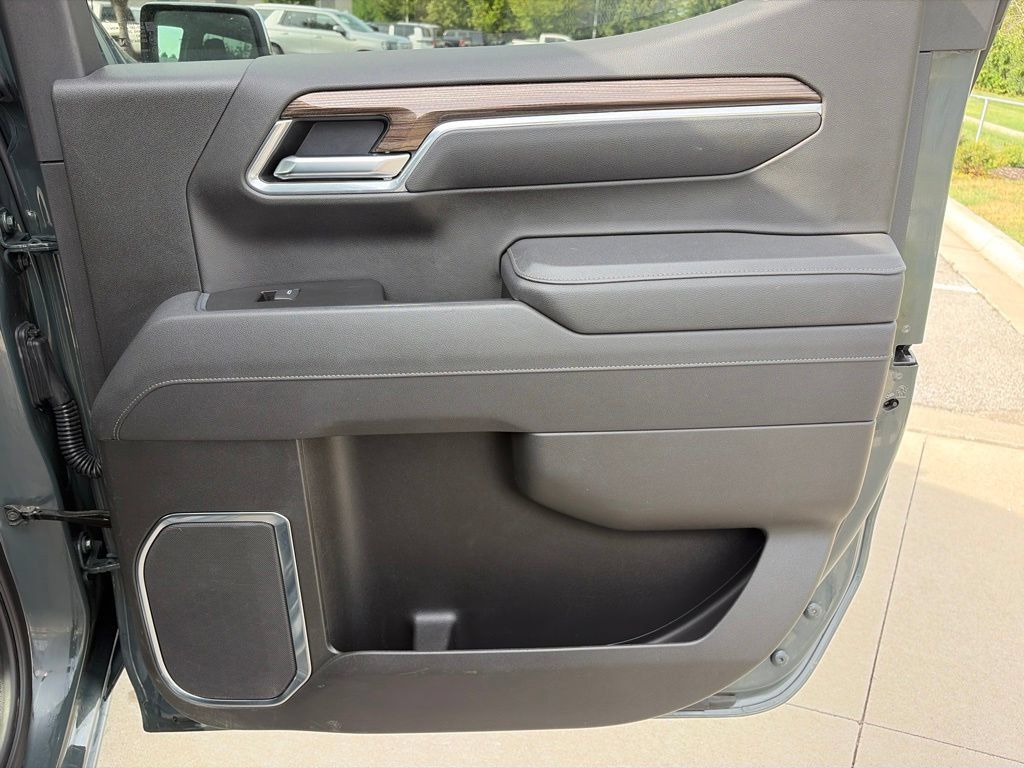 Used 2025 Chevrolet Silverado 1500 LT AWD/4WD image 28