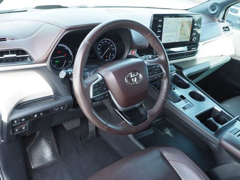 Used 2023 Toyota Sienna Platinum image 13