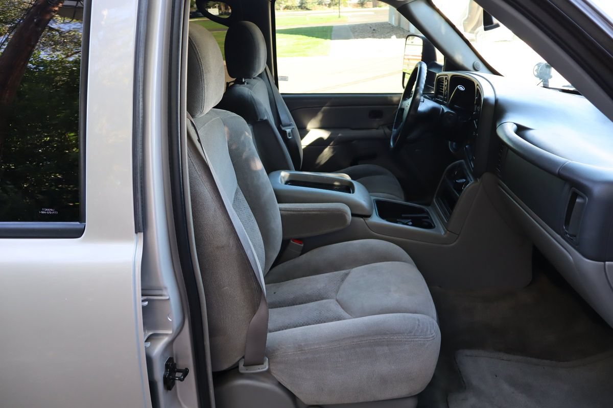 Used 2004 Chevrolet Suburban LS w/ Preferred Equipment Group AWD/4WD image 23
