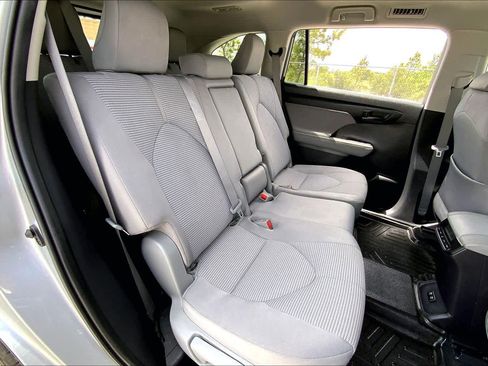Used 2021 Toyota Highlander LE image 19