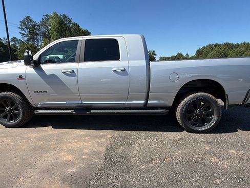 New 2026 RAM 2500 Laramie AWD/4WD image 11
