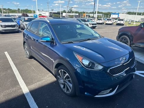 Used 2017 Kia Niro Touring w/ Advanced Technology Package FWD image 3