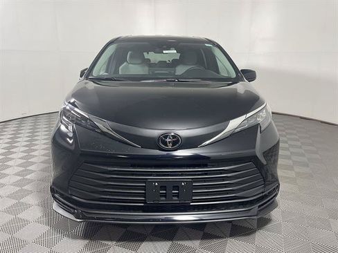 New 2026 Toyota Sienna LE FWD image 2