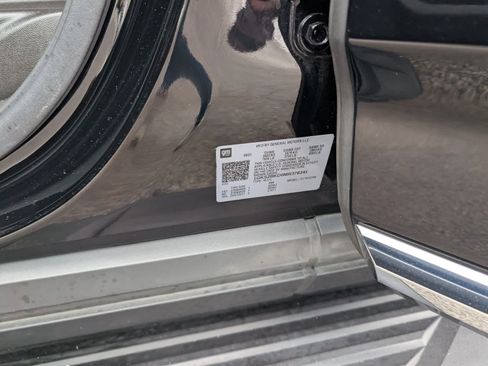 Used 2021 GMC Yukon SLT w/ SLT Premium Package image 16