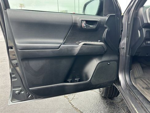 Used 2017 Toyota Tacoma TRD Sport RWD image 24