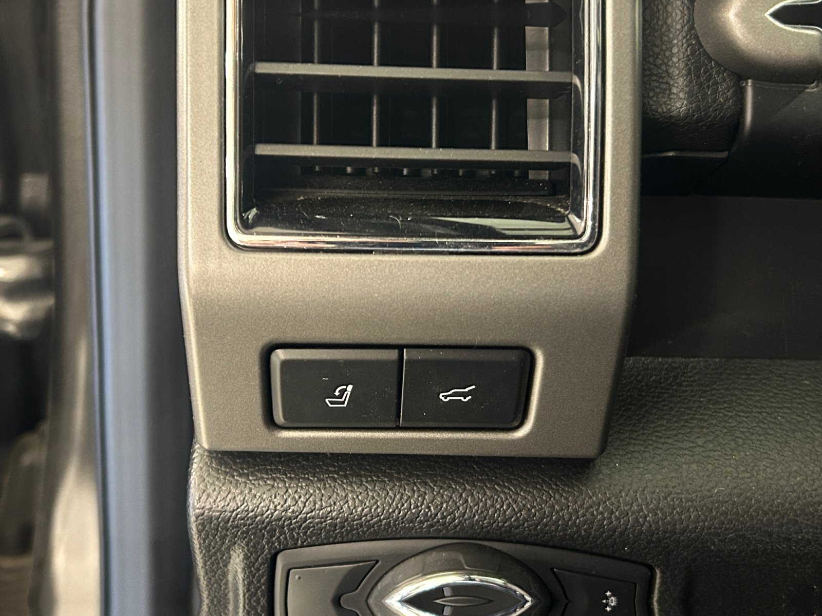 Used 2020 Ford Expedition XLT w/ Equipment Group 202A RWD image 21