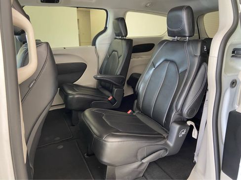 Used 2024 Chrysler Pacifica Touring-L FWD image 15