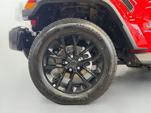 Used 2025 Jeep Wrangler Unlimited Sahara AWD/4WD image 32