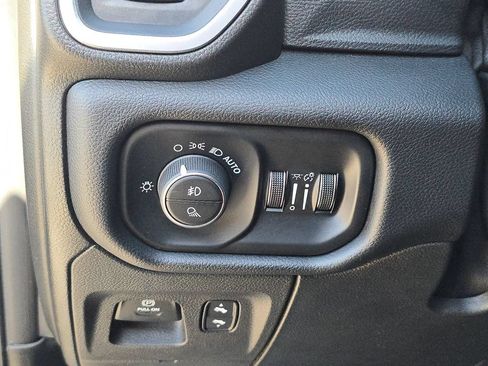 Used 2019 RAM 1500 Big Horn RWD image 32