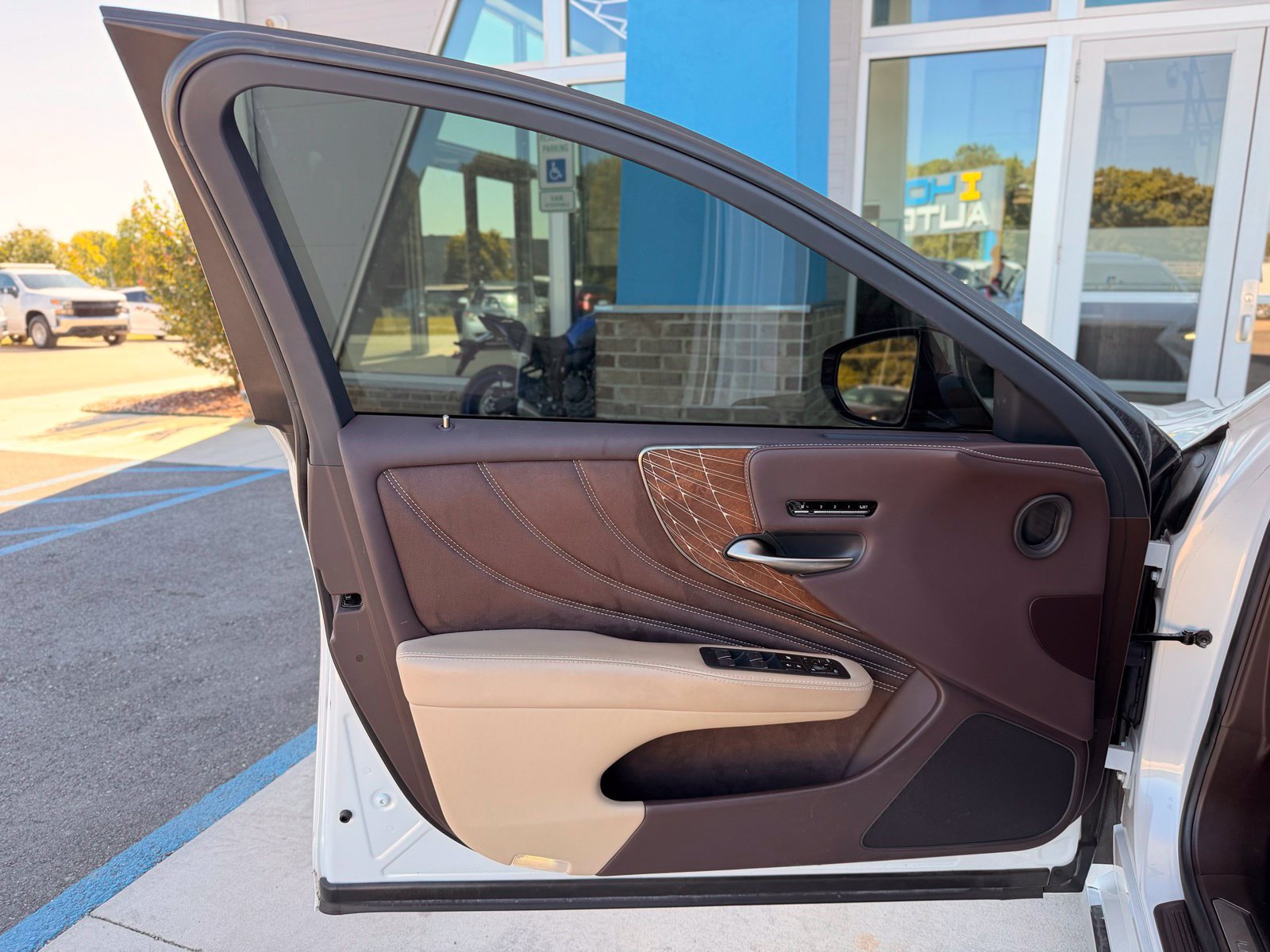 Used 2020 Lexus LS 500 w/ Interior Upgrade Package RWD image 27