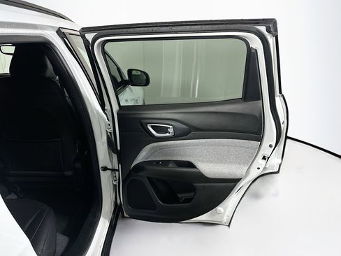 Used 2024 Jeep Compass Latitude image 31