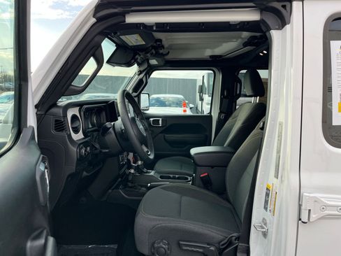 Used 2025 Jeep Wrangler Sport S image 26