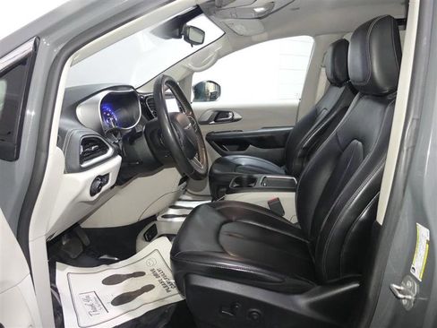 Used 2023 Chrysler Pacifica Touring-L FWD image 22