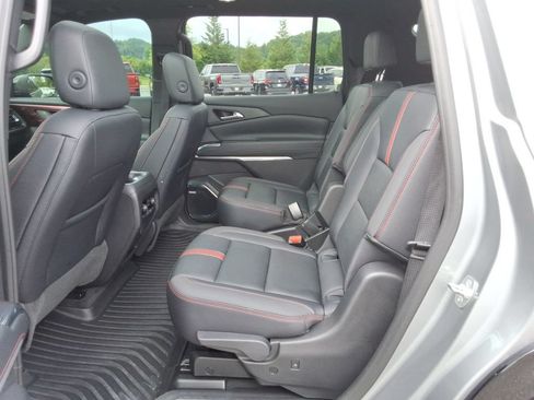 Certified 2025 Chevrolet Traverse RS FWD image 18