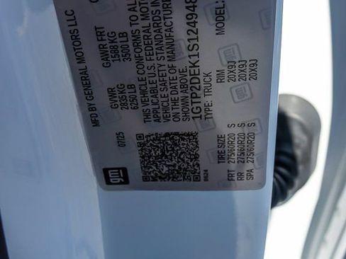 New 2025 GMC Canyon AT4 image 17