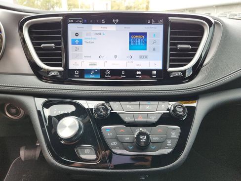 New 2026 Chrysler Pacifica Select image 21