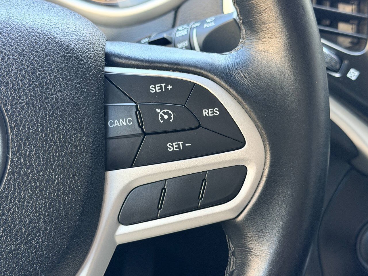 Used 2017 Jeep Cherokee Trailhawk w/ Comfort/Convenience Group AWD/4WD image 34