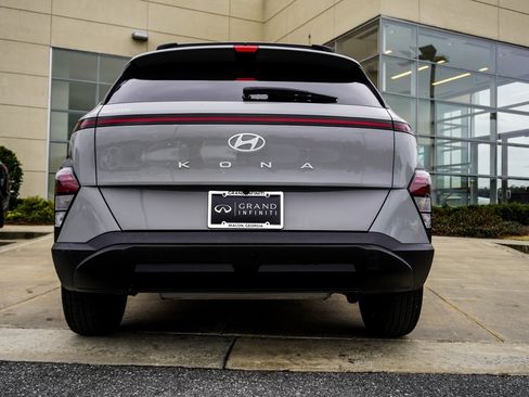 Used 2025 Hyundai Kona SEL image 9