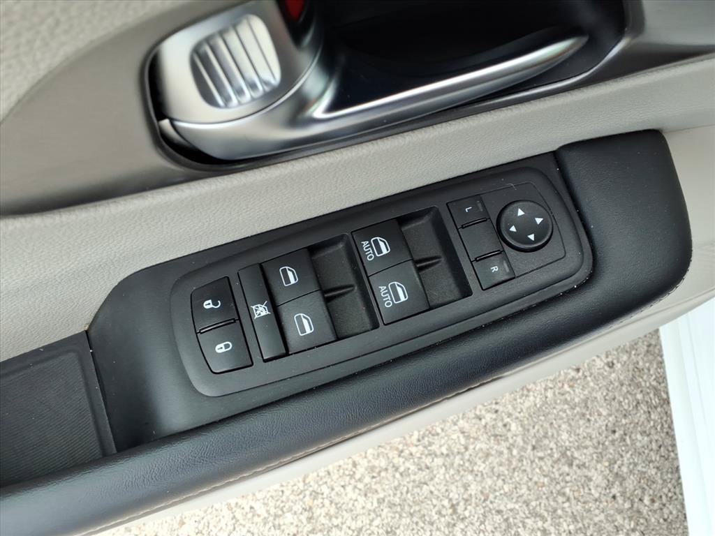 Used 2023 Chrysler Pacifica Touring-L FWD image 21