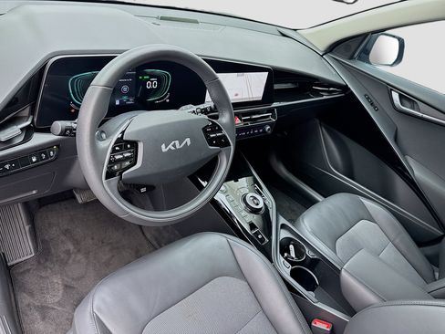 Used 2023 Kia Niro EX FWD image 7