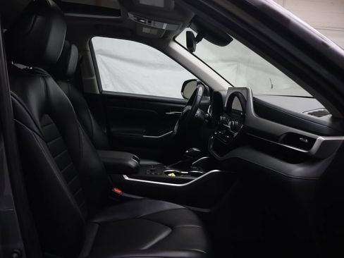 Used 2023 Toyota Highlander XLE image 9