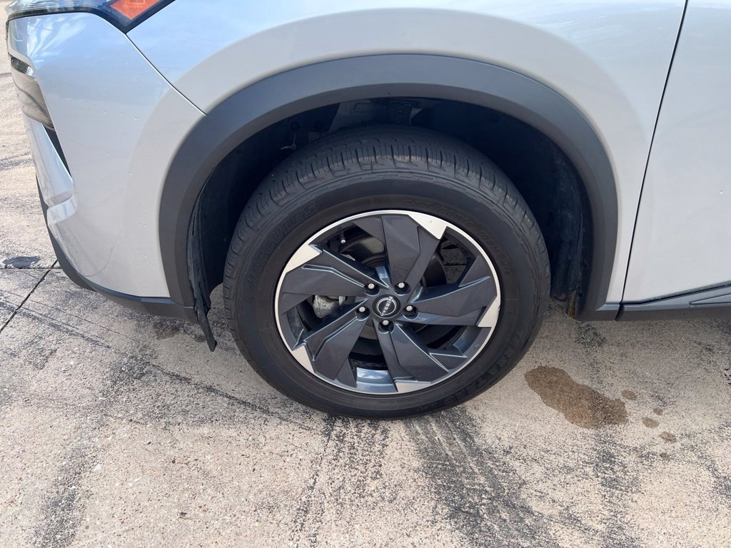 Used 2024 Nissan Rogue SV FWD image 2