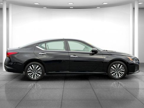 Used 2024 Nissan Altima 2.5 SV image 8