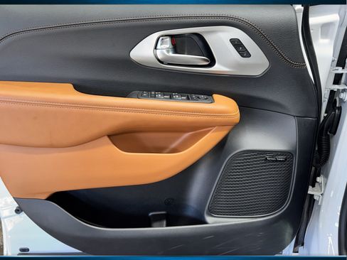 New 2026 Chrysler Pacifica Pinnacle FWD image 36