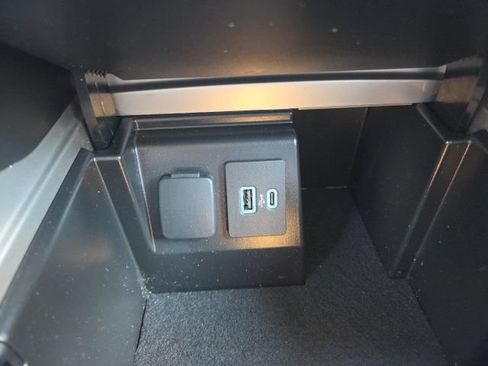 Used 2024 Ford Explorer XLT RWD image 32