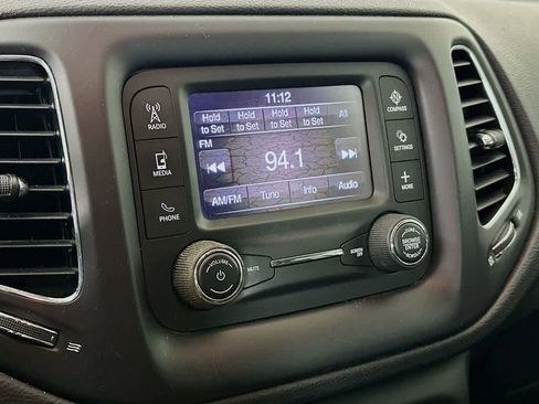 Used 2018 Jeep Compass Latitude FWD image 16