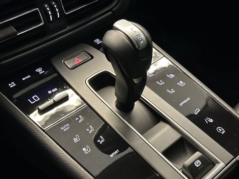 Certified 2025 Porsche Macan AWD/4WD image 24