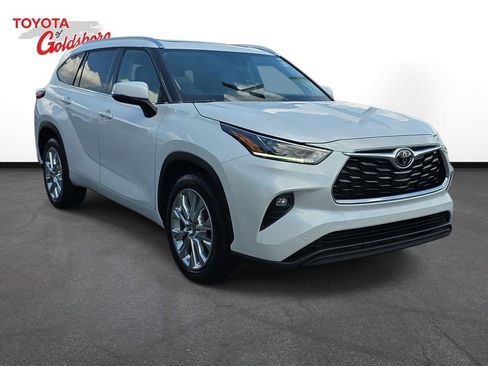 Used 2023 Toyota Highlander Limited FWD image 3