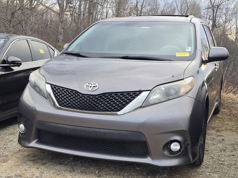 Used 2011 Toyota Sienna SE image 3