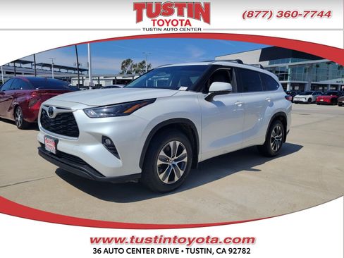 Used 2023 Toyota Highlander XLE FWD image 1