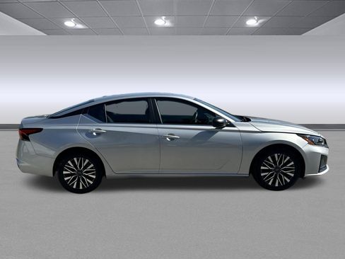Used 2026 Nissan Altima 2.5 SV FWD image 2