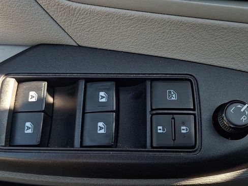 Used 2020 Toyota Sienna L image 24