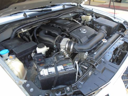 Used 2014 Nissan Frontier SL RWD image 18