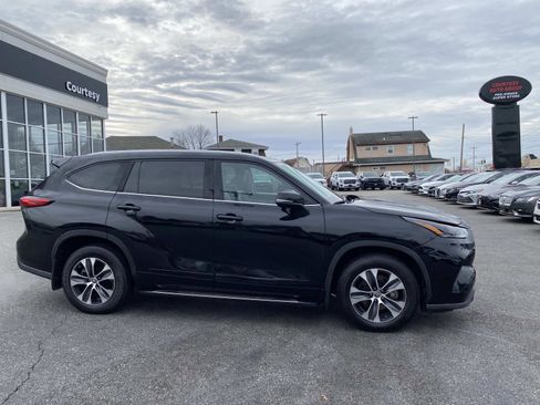 Used 2022 Toyota Highlander XLE image 2
