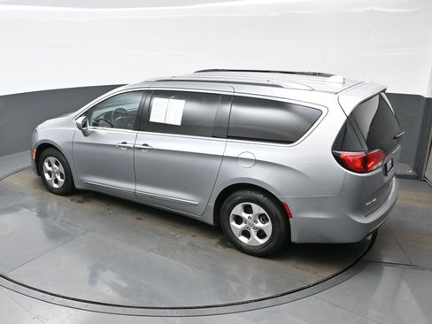 Used 2017 Chrysler Pacifica Touring-L Plus image 37