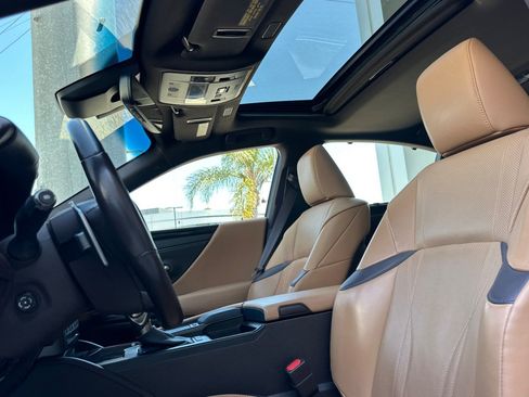 Used 2019 Lexus ES 300h Ultra Luxury w/ Accessory Package 2 FWD image 5