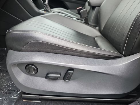 Used 2022 Volkswagen Tiguan SE R-Line image 32