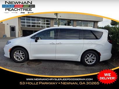 Used 2025 Chrysler Pacifica Select