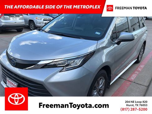 Used 2022 Toyota Sienna XLE FWD image 1
