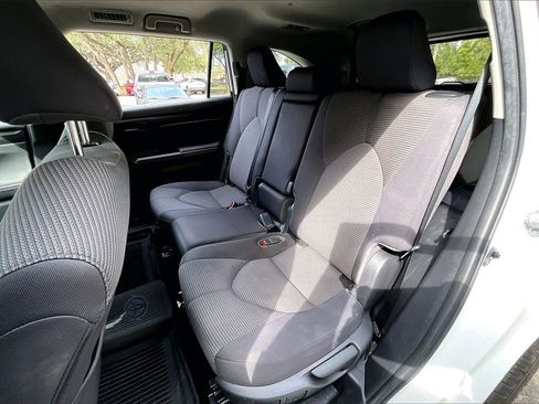 Used 2022 Toyota Highlander L image 19