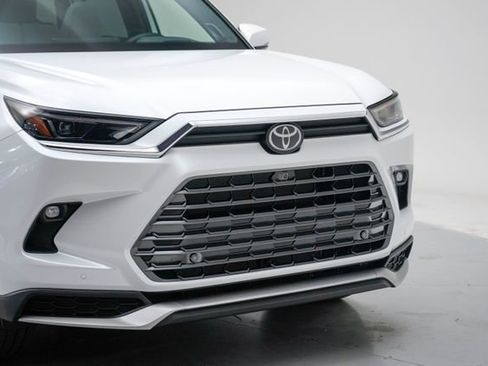 Used 2025 Toyota Grand Highlander AWD Hybrid image 23